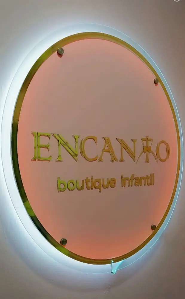 Letrero circular de Encanto con acrílico dorado e iluminación neón flex