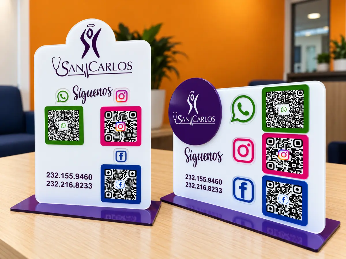 Exhibidores de acrílico con logotipo y códigos QR para las redes sociales de San Carlos