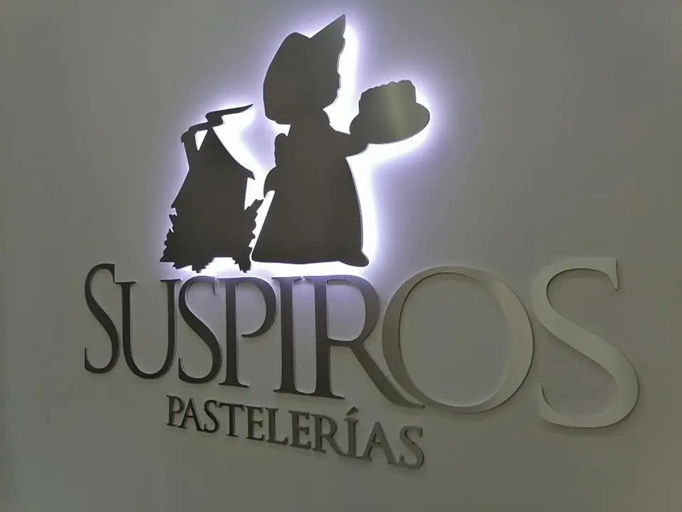 Logotipo 2D iluminado con neón flex para Suspiros Pastelerías