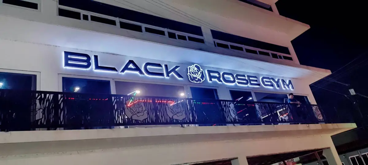 Letras 3D retroiluminadas en PVC negro para Black Rose Gym