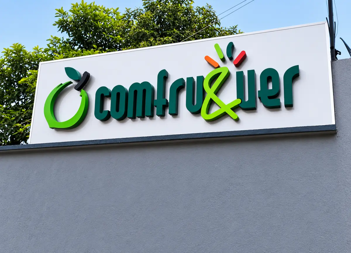 Letras 3D sobre base de PVC con vinil de recorte para Comfru&ver
