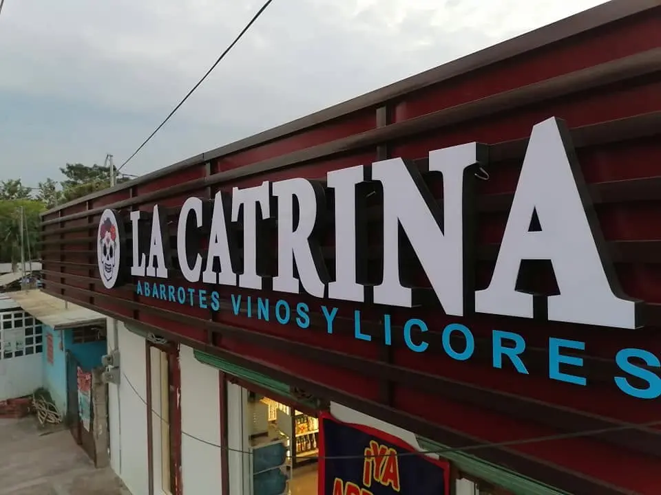 Letras 3D con iluminación frontal y acrílico azul para La Catrina