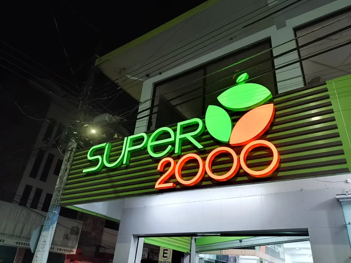 Letras 3D de Super 2000 después del servicio de mantenimiento