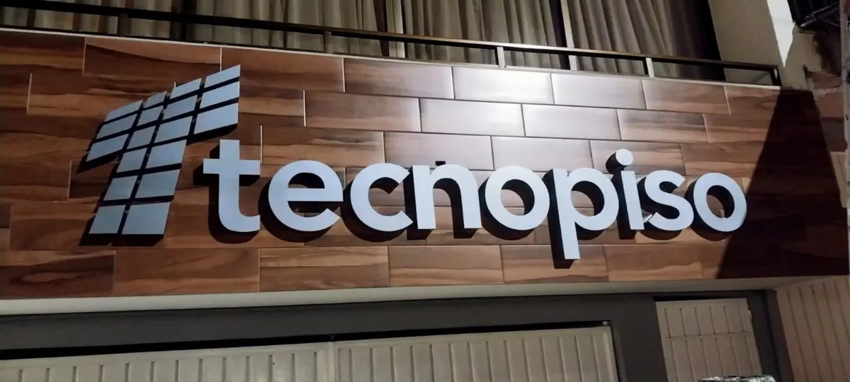 Letras metálicas de Tecnopiso instaladas sobre fachada